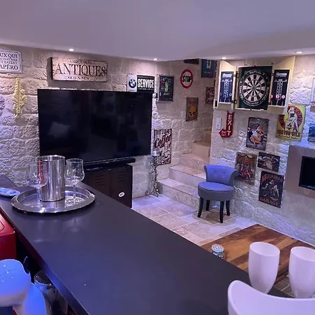 785 Jacuzzi Sauna Oda ve Kahvaltı 4*