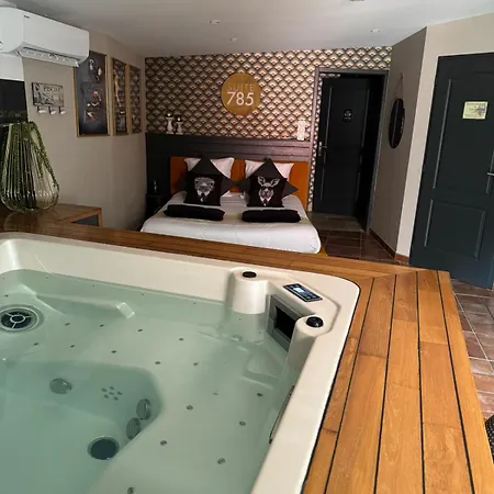 785 Jacuzzi Sauna Oda ve Kahvaltı 4*