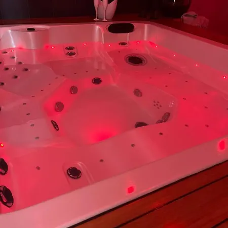 785 Jacuzzi Sauna 住宿加早餐酒店 蒙托邦