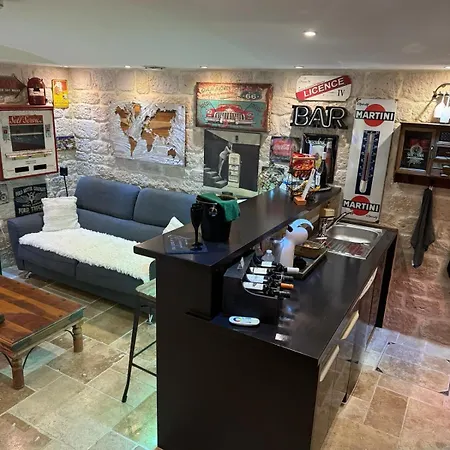 785 Jacuzzi Sauna 住宿加早餐酒店 4*